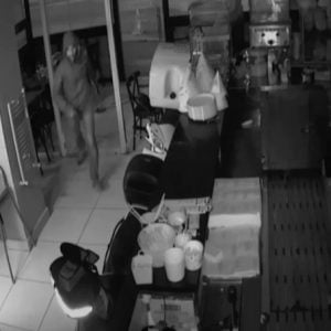 في اسطنبول.. لص يسرق مقهى في 10 ثواني ويهرب “فيديو”