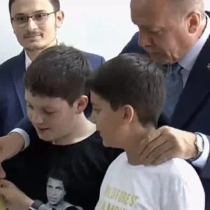 الرئيس اردوغان يدلي بصوته في الانتخابات الرئاسية والبرلمانية (فيديو)