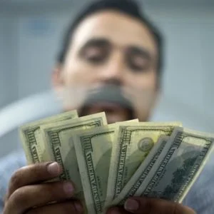 الليرة التركية تصعد بنسبة 3% مع فوز الرئيس أردوغان في انتخابات الرئاسة بتركيا