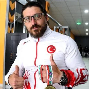 رغم الإعاقة.. مصارع ذراعين تركي يحقق ألقابا عالمية