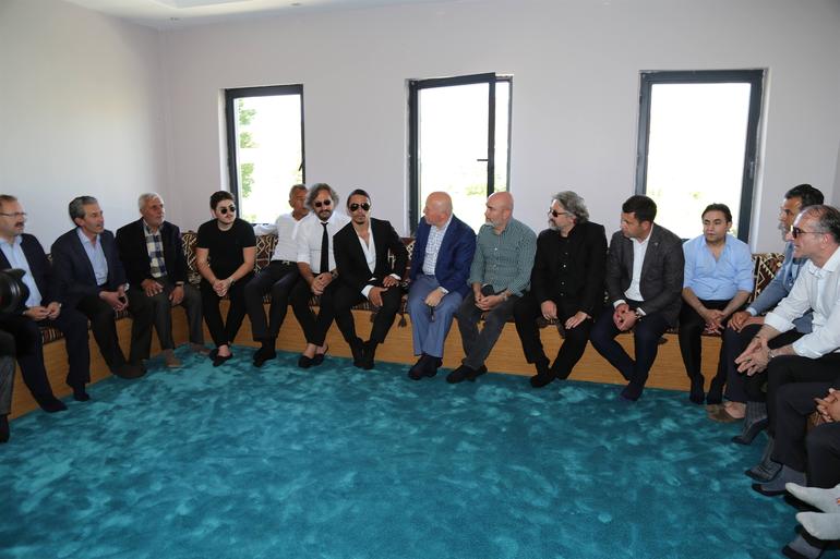 هذا ما فعله الطاهي "نصرت" قبل ان يفتتح مسجداً باسم والديه في أرضروم التركية "فيديو" 4 هذا ما فعله الطاهي "نصرت" قبل ان يفتتح مسجداً باسم والديه في أرضروم التركية "فيديو" 3