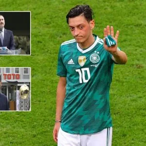 وزيران تركيان يشيدان بقرار أوزيل بـ اعتزال اللعب الدولي