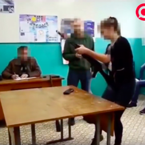 شاهد… فتيات روسيات يتنافسن على فك السلاح وتركيبه في زمن قياسي