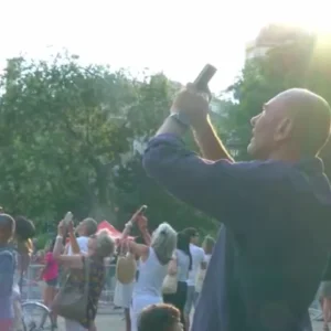 شاهد.. امرأة فرنسية تدهش سكان باريس بعرض مثير