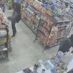 بالفيديو.. دخلا متجرا لسرقته فتحولا إلى بطلين