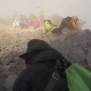 فيديو يرصد لحظات رعب على جبل إندونيسي ضربه زلزال