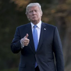 ترامب ينتقد رفع الفائدة والدولار يتراجع