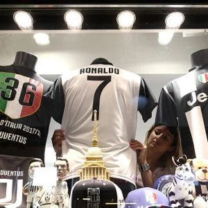 صورة رونالدو تغزو أوراق الحمام في نابولي (صور)