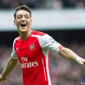 بعد أسبوع من التوتر.. أوزيل يتألق أمام باريس سان جرمان