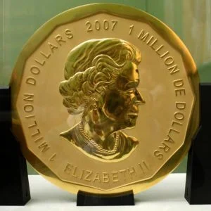 3 شباب عرب يسرقون قطعة ذهب ضخمة بقيمة 4 مليون يورو