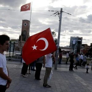 تركيا تعزل 18 ألف موظف