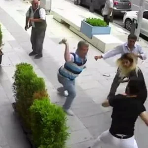 لحظات مخيفة سجلتها كميرات المراقبة في اسطنبول..شاهد الفيديو