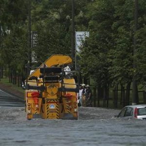 بالفيديو.. سيارات تغرق بمياه السيول في اسطنبول