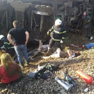 قتلى و عشرات الجرحى في خروج قطار عن القضبان في تركيا “صور وفيديو”