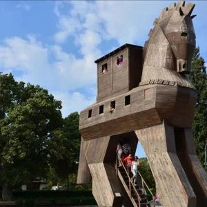 مدينة طروادة الأثرية.. وجهة عالمية للسياح في تركيا (صور)