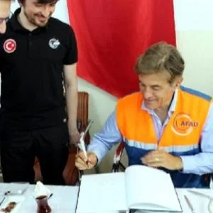 جراح تركي يزور مخيمًا للاجئين السوريين جنوبي تركيا