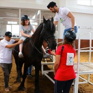 مركز تدريب تركي يعلاج المرضي بامتطاء الخيول