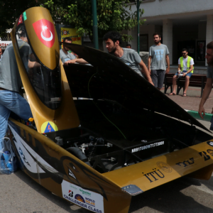 فريق تركي يجري جولة تعريفية لسيارة تعمل بالطاقة الشمسية في بورصة 2 فريق تركي يجري جولة تعريفية لسيارة تعمل بالطاقة الشمسية في بورصة 1