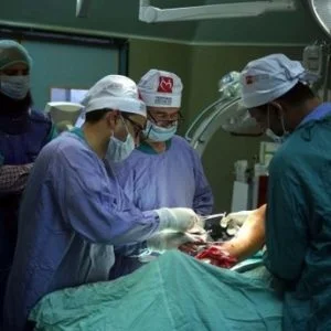 وفد طبي تركي يصل غزة لإجراء عمليات جراحية