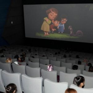 بلدية تركية تعرض أفلاما كرتونية مجانية للأطفال (صور)