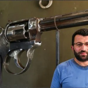 حداد تركي يصنع مسدسا عملاقا بطول 3 أمتار ووزن 100 كغ (صور)