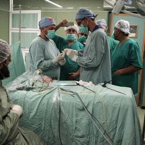 وفد طبي تركي يُجري عمليات جراحية في مستشفى الشفاء بغزة