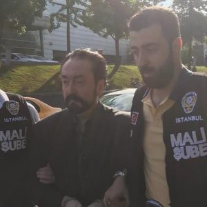 الامن التركي يعتقل “عدنان أوكتار” والعشرات من أتباعه “صور وفيديو”