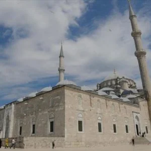 جامع الفاتح.. روحانية يستظل المسلمون بظلها في مدينة إسطنبول