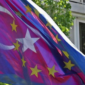 الاتحاد الأوروبي يعلق علي قرار انهاء حالة الطوارئ في تركيا