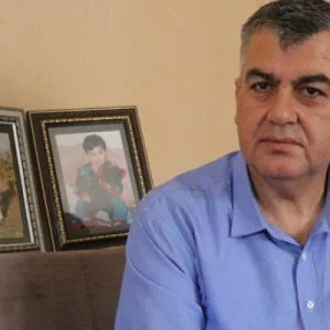 صورة على فيسبوك أعادت شاب تركي لعائلته بعد 21 عاماً من البحث عنه في الشوارع..فيديو يُظهر لحظة لقائه بوالده