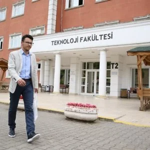 سوري يحرز المرتبة الأولى في جامعة صقاريا التركية