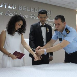 شرطي تركي وعروسه يدخلان “عش الزوجية” بـ “الكلبشات”
