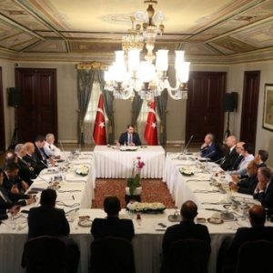 وزير الخزانة والمالية التركي يعقد اجتماعاً مع عدد من الخبراء والأكاديميين الاقتصاديين