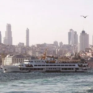 إقبال كبير من القطريين على شراء الليرة التركية استعداداً لموسم السياحة