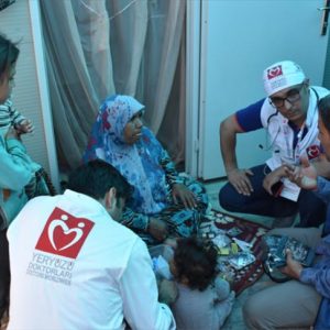 أطباء أتراك يعملون خلال إجازاتهم لخدمة اللاجئين السوريين