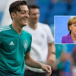 أول تصريح رسمي من ميركل عن اعتزال أوزيل