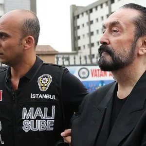 محكمة تركية تصدر حكماً علي “عدنان أوكتار” وأتباعه