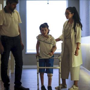 أطباء أتراك يعيدون الأمل لطفلة سورية مزقت قذائف النظام السوري جسدها