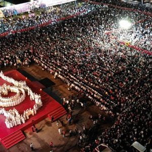 شاهد| 251 حافظا للقرآن بعدد شهداء 15تموز يشكلون لوحات فنية بأجسادهم خلال الاحتفال بالذكري الأليمة