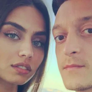 خطيبة أوزيل تعلق على قراره بـ اعتزال اللعب الدولي