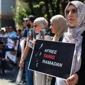 وقفة تضامنية تطالب بإطلاق سراح مفكر إسلامي من سجون فرنسا في إسطنبول
