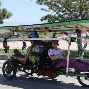 كنديّان يصلان تركيا على دراجة بالطاقة الشمسية
