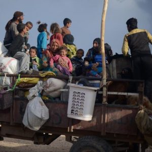 إدلب السورية تستقبل أول قافلة لمعارضين اضطروا إلى مغادرة القنيطرة