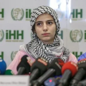 طفلة “العلم” الفلسطينية لمتظاهري غزة: لا تتراجعوا أمام الاحتلال الإسرائيلي