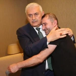 يلدريم يقنع مواطن تركي بالعدول عن الانتحار (صور،فيديو)