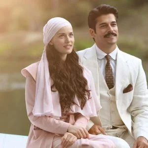 ما حقيقة خلاف الممثل التركي بوراك أوزجيفيت وزوجته فهرية أفجين مع جيرانهما؟