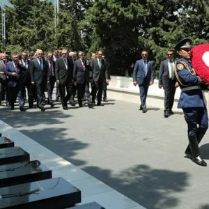 أردوغان يزور ضريح الزعيم الأذري الراحل حيدر علييف