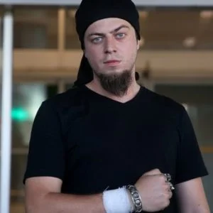 الساحر التركي “غفور” يعود إلي إسطنبول بعد إتمام علاجه بمصر