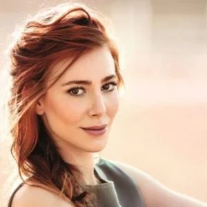 الممثلة التركية ألتشين سانجو تعود للأضواء.. وهذه المرة بدور غريب!