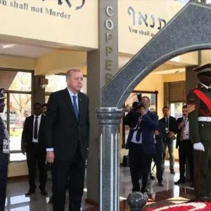 أردوغان يضع أكاليل زهور على أضرحة رؤساء زامبيا المتوفين